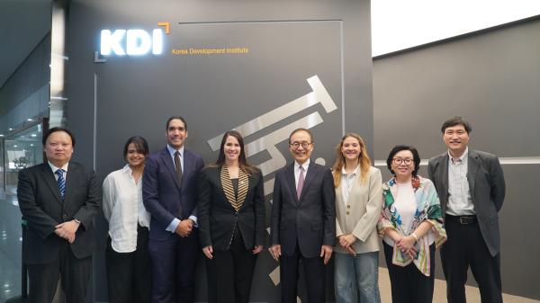 Dominican Republic Ambassador Visits KDI School, Strengthening Bilateral Ties