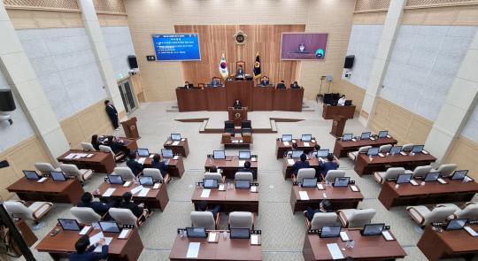 세종시의회 또 ‘파란 물결’…18대 3 구도 형성